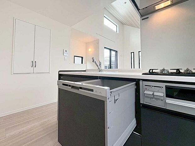 【非公開】【食洗機】あったらいいなの代表的な設備である食洗機。ビルトイン型なので、おさまりもよく、使い勝手も良好です。料理をするのは好きだけど、後片付けは苦手な方に重宝します。洗う手間がないので、時間を有効に使