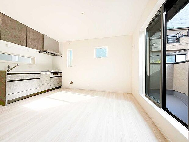 【リビング】光がふわっと入る明るいリビングに、スタイリッシュな壁付けキッチンが溶け込む“映える空間”。閉塞感ゼロで、LDKが広く見えるのも嬉しいポイントです。