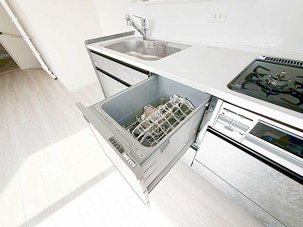 【【食洗機】】【食洗機】あったらいいなの代表的な設備である食洗機。ビルトイン型なので、おさまりもよく、使い勝手も良好です。料理をするのは好きだけど、後片付けは苦手な方に重宝します。洗う手間がないので、時間を有効に使