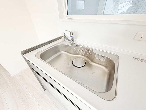 【【浄水器】】【浄水器】浄水器は、水道水に含まれるサビやカルキ臭やトリハロメタンも簡単に除去できます。また、調理に使うと、水道水に含まれる塩素により食材の栄養分が損なわれてしまうのを防ぐことができます。