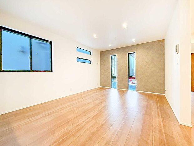 【リビング】素材・光・バランスにこだわったデザイナーズ住宅のLDK。シンプルながらも上質さを感じる、完成度の高い空間です。