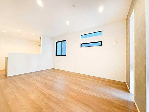 【リビング】素材感とラインにこだわったデザイナーズ住宅のLDK。視線の抜けと光の取り込みまで計算された、完成度の高い室内です。