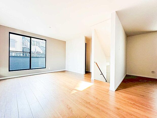 【リビング】光がふんわり広がる横長リビング。階段周りがちょうど良く区切りとなり、空間にメリハリが生まれます。落ち着いたアクセント壁がインテリアを引き立てる、おしゃれで居心地の良いLDKです。