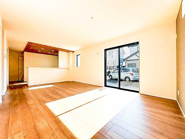 【リビング】19.5帖の大空間LDKにリビングイン階段を採用。採光と広がりを感じる、家族時間を大切にできる住まいです。