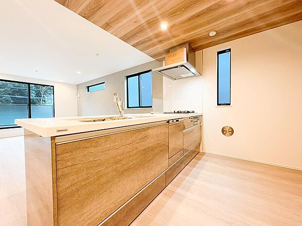 【キッチン】対面式のカウンターキッチンは、出来上がったお料理をカウンターに並べてお子様が運ぶなど、お手伝いの時間も増えそうですね!家族と会話をしながら料理を楽しめ一体感を感じられるキッチン。