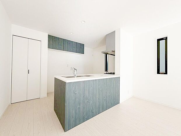 【キッチン】素材感を活かしたキッチンが空間の主役。白を基調としたLDKに映える、洗練されたデザイナーズ住宅。