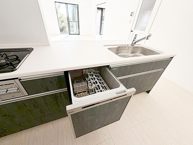 【【食洗機】】【食洗機】あったらいいなの代表的な設備である食洗機。ビルトイン型なので、おさまりもよく、使い勝手も良好です。料理をするのは好きだけど、後片付けは苦手な方に重宝します。洗う手間がないので、時間を有効に使