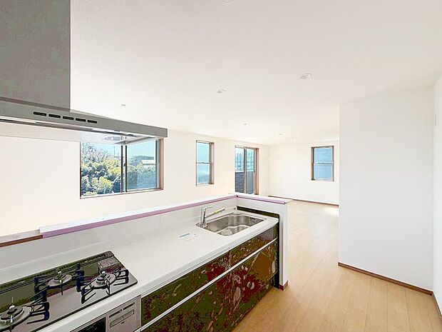 【キッチン】リビングを見渡せるカウンターキッチンでお子様の様子を伺いながら食事の支度が出来ます。家族の気配を感じられる、そんな空間を演出できるキッチンです。