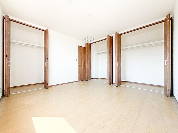 【リビング以外の居室】収納力が豊富な大型クローゼット。普段着やスーツはもちろん、コート類などもしっかり掛けられます。奥行きもあるので、収納ボックスをそのままクローゼットの中へ。部屋にものが出ずスッキリしますね。