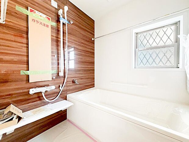 【浴室】ゆったりと寛げる広々バス。殆どの方は足を伸ばして入浴することが可能で一日の疲れを癒す貴重なバスタイムです。お子様とご一緒にリビングとは違った家族団欒のひと時をお楽しみ下さい。