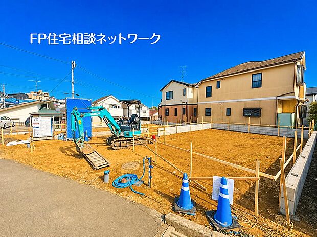 【前面道路含む現地写真】前面道路は閑静な車通りの少ない道路。お車の出し入れが苦手なママや小さなお子様にも安心ですね。駐車スペースも広々しているので楽々駐車できますね!