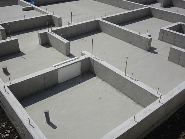 【【ベタ基礎】】【ベタ基礎】建物の底面全体をコンクリートで支えるベタ基礎を採用。地面からの湿気を抑え、耐久性・安定性に優れた住まいを実現します。