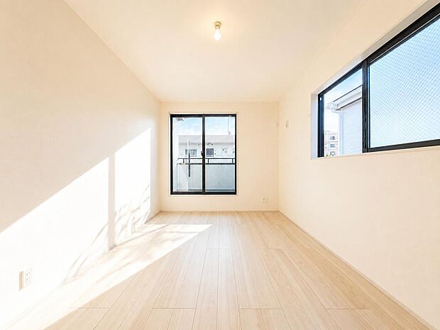 【リビング以外の居室】光が沢山取り込める大きな窓。日差しを長時間受ける事が出来る暖かいお部屋です。もちろんペアガラスなので、遮音性に優れ、結露も発生しにくい構造。サッシ周りのカビが発生しにくくなりますね。