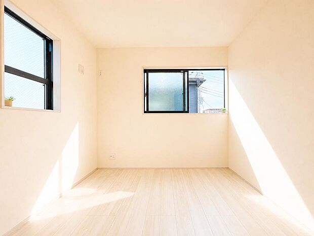 【リビング以外の居室】光が取り込みやすい2面採光の居室。日当たり良好です。クローゼットを完備し、収納スペースも十分。初めてのお子様にとっての「自分の部屋」。学習デスクやベッドの配置もラクラクです。