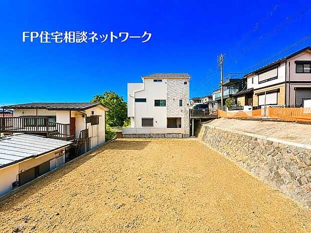 【現地土地写真】駅近でありながら周辺は住宅地となっており子育て家族にもピッタリ。毎日のお買い物も便利なエリアで暮らしやすさを実現するための住環境が整っています。