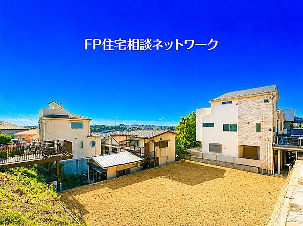 【現地土地写真】西側隣地との圧迫感が少なく、伸びやかな眺望が魅力です。現地でこの周辺環境と日当たりの良さを実感して下さい♪
