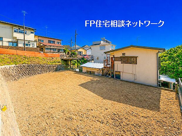 【現地土地写真】四季を通じて自然と触れ合えるスポットが周辺には盛りだくさん！お散歩やジョギング、週末のご家族での遊びに最適です。目の前に広がる開放感とゆとり、暮らしの夢を育む理想の住まいがここにはあります。