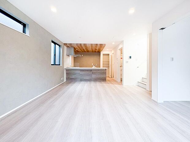【内観】≪売主施工内観例≫  売主にて建築施工時の内観例のため、お客様が建築される際の建物とは、間取り、内装カラー、建具、設備、仕様等が異なる場合があります。