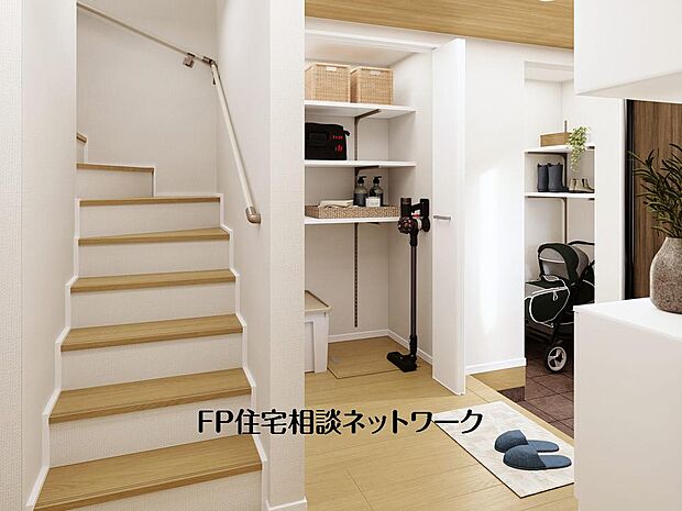【内観】玄関ホールには、家族の衣類や荷物をまとめて収納できるファミリークロークを設置。動線がスムーズになり、毎日の身支度や片付けが効率的に行えます。