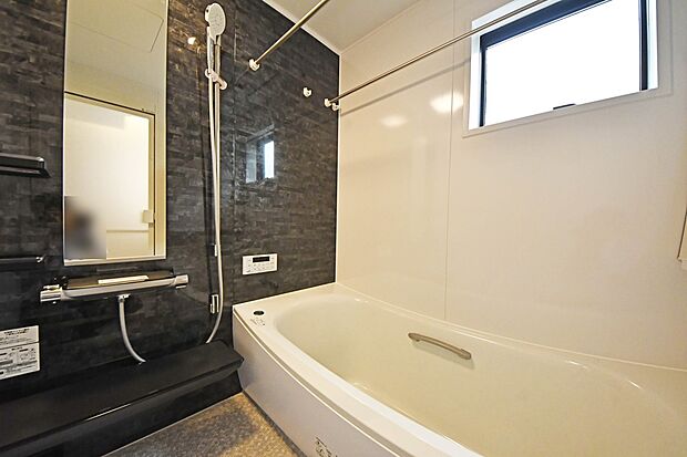 1坪タイプのユニットバス!足が伸ばせるのでゆっくり湯船に浸かれ、一日の疲れを癒します。浴室換気乾燥機付きで、入浴後の湿気もしっかり逃がします。(C号棟)