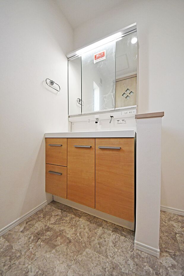 見た目の美しさだけではなく、機能性も追求した使い勝手の良い鏡裏収納付3面鏡型の独立洗面化粧台。