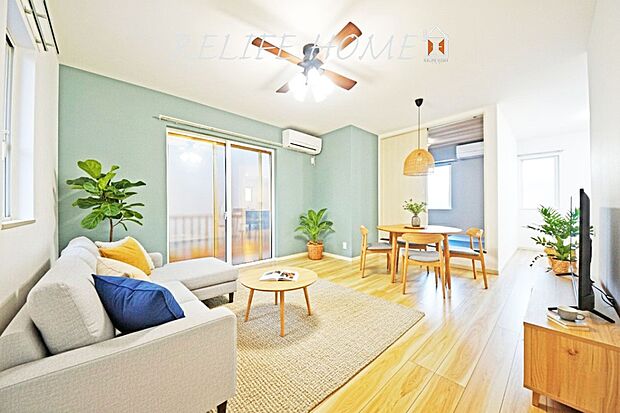 オープンでのびやかな空間を生み出す、こだわりの広がりとゆとり。家族と過ごす時間を大切にしたい方にぴったりの明るくゆとりある住空間です。※本画像はAIがCGで家具作成しており、実際の現地に家具は設置されておりません。また、販売価格に家具等は含まれておりません。