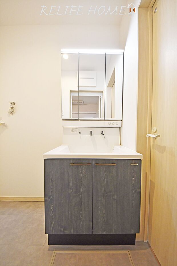 ゆとりの洗面スペースで朝の身支度も快適スムーズに。髪のセットやお化粧もストレスなくこなせ、朝から気分良く通勤通学に向かえそうですね！