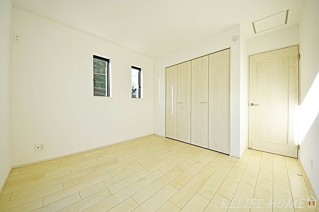 住まう方自身でカスタマイズして頂けるようにシンプルにデザインされた室内。自由度が高いので家具やレイアウトでお好みの空間を創り上げられます。（C号棟）