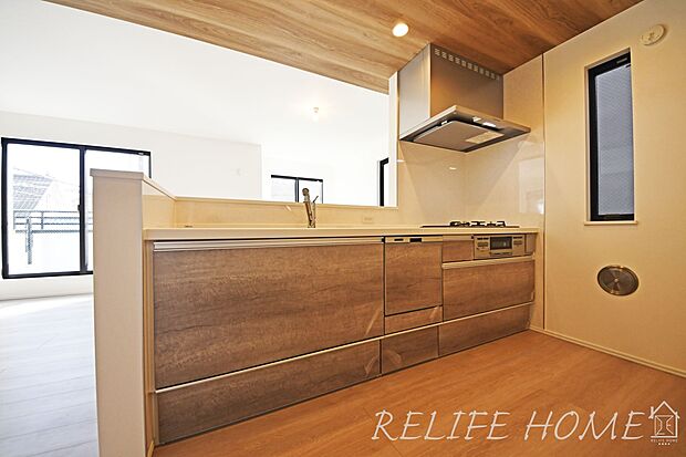 リビングの様子を見ながらお料理が出来る対面キッチン！小さいお子様がいても様子を見ながら家事が出来るので安心です！（２号棟）