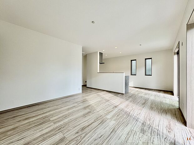 オープンでのびやかな空間を生み出す、こだわりの広がりとゆとり。家族と過ごす時間を大切にしたい方にぴったりの明るくゆとりある住空間です。