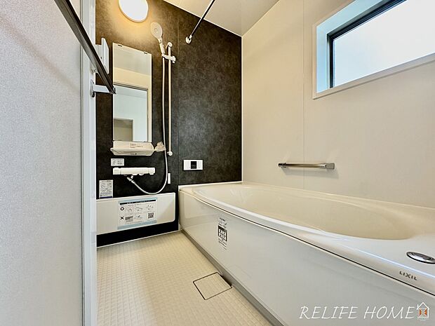 １坪タイプのユニットバス！足が伸ばせるのでゆっくり湯船に浸かれ、一日の疲れを癒します。浴室換気乾燥機付きで、入浴後の湿気もしっかり逃がします。