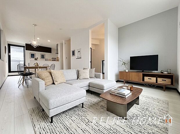 ■Living Room■ ※本画像はAIがCGで家具作成しており、実際の現地に家具は設置されておりません。また、販売価格に家具等は含まれておりません。