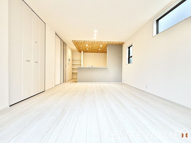 ■Living Room■ ご家族だんらんのスペースとなるリビング。家具の配置がしやすい広さを確保しつつ、窓が多い設計は色々な角度から陽光が差し込む心地の良い空間です。
