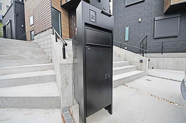 【現地外観写真】宅配ボックス付きの郵便ポストです!