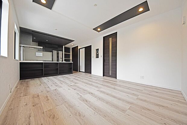 【リビング】オープンでのびやかな空間を生み出す、こだわりの広がりとゆとり。家族と過ごす時間を大切にしたい方にぴったりの明るくゆとりある住空間です。(C号棟)