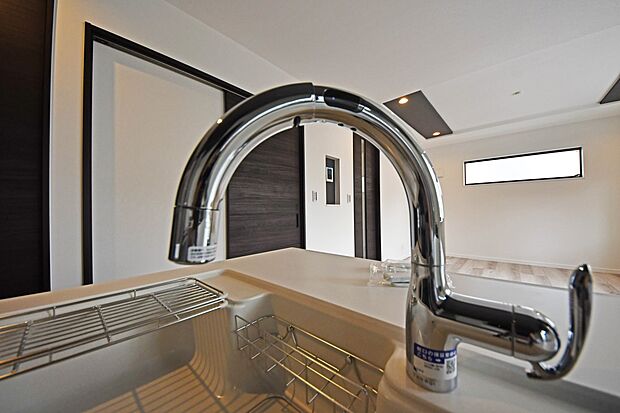 【浄水器内蔵水栓】浄水器が標準設置されております。いつでもおいしい水が楽しめるほか、カルキ・溶解性鉛・農薬・カビ臭などの不純物を低減します。(C号棟)