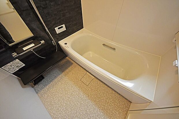 【バスルーム】1坪タイプのユニットバス!足が伸ばせるのでゆっくり湯船に浸かれ、一日の疲れを癒します。(C号棟)