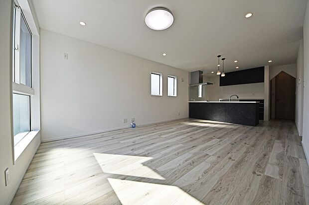 【リビング】オープンでのびやかな空間を生み出す、こだわりの広がりとゆとり。家族と過ごす時間を大切にしたい方にぴったりの明るくゆとりある住空間です。