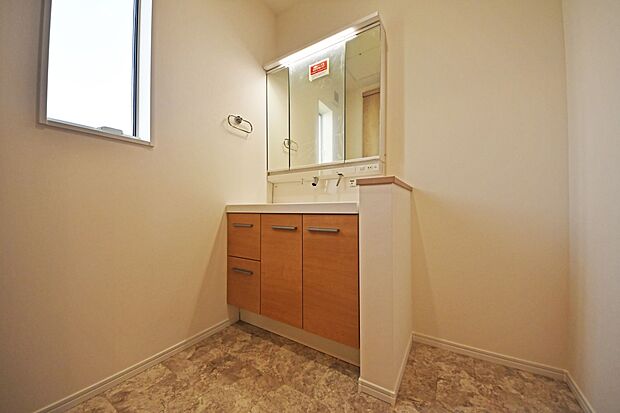 【洗面台・洗面所】三面鏡の洗面化粧台で、朝のセットもラクラクです♪  場所を取らない大きさにもかかわらず、収納力が豊富で助かりますね！