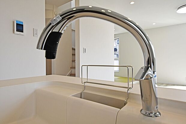 【タッチレス水栓】スタイリッシュなデザインのキッチン水栓！タッチレスなので衛生的です♪