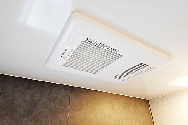 【浴室乾燥暖房機】換気機能によってバスルーム内のカビの発生を抑制できるのに加え、夜間や雨の日の洗濯物の乾燥に便利な乾燥機能も装備。さらに、暖房機能も備えているので、冬の寒い時期には入浴前に予備暖房をすることも可能♪