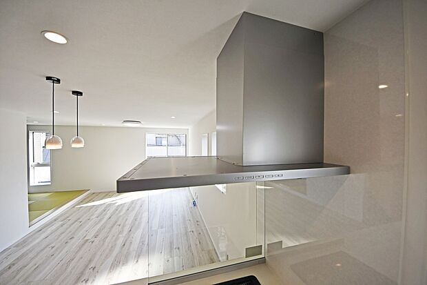 【レンジフード】料理の幅を拡げてくれる三口コンロ。ワイドなカウンターで、将来お子様と一緒にお料理をするときも重宝します♪