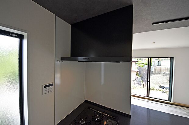 【レンジフード】キッチンにはオシャレなレンジフード♪見た目がスタイリッシュで、稼働時の音も静かです。 ダクトを通して換気するため、外気のホコリや騒音も遮断できます。