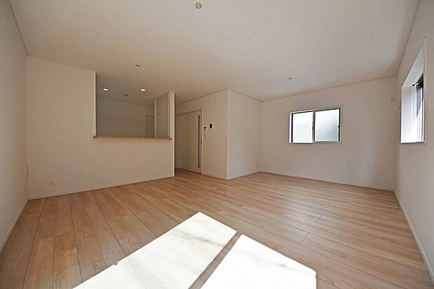 【リビング】オープンでのびやかな空間を生み出す、こだわりの広がりとゆとり。家族と過ごす時間を大切にしたい方にぴったりの明るくゆとりある住空間です。(10号棟)