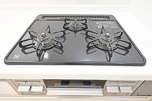 【3口ガスコンロ】大きなシステムキッチンには三口コンロが標準装備♪調理をしながら作り置きしていた料理を温め直すときや、ちょっとした一品を加えたいときなどに3口目があると大変便利です。(8号棟)