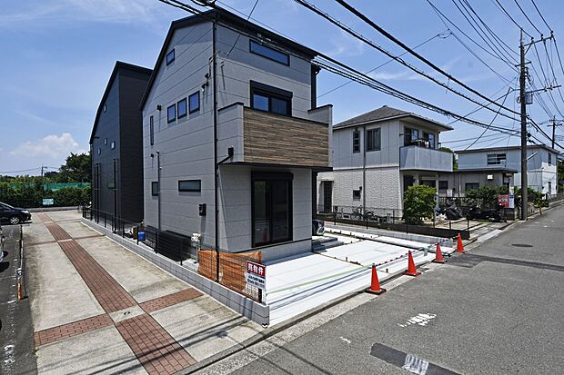 【前面道路含む現地写真】閑静な住宅地で子育て家族にピッタリ。緑に恵まれたエリアで、自然に包まれた穏やかな暮らしを実現するための、ゆとりある住環境が整っています。(前:1号棟、後:2号棟)