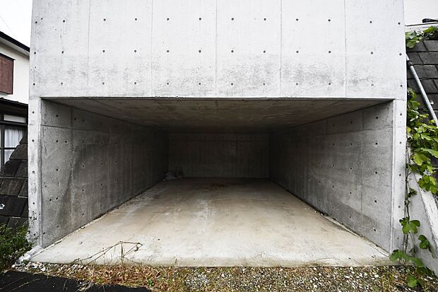 【駐車場】車庫完備！大切な愛車を雨から守ってくれます！