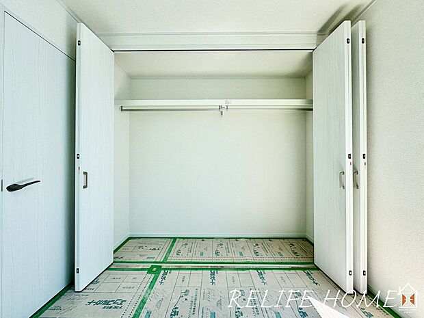 【収納】■Closet■ 居室には収納スペースを備えており、衣類や荷物をしっかり収納できるため、ゆとりある住空間を保つ事が出来ます。