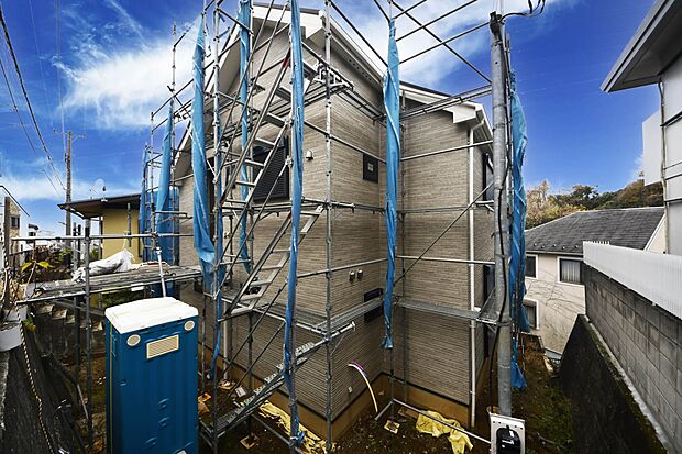 【現地外観写真】閑静な住宅地で子育て家族にピッタリ。緑に恵まれたエリアで、自然に包まれた穏やかな暮らしを実現するための、ゆとりある住環境が整っています。