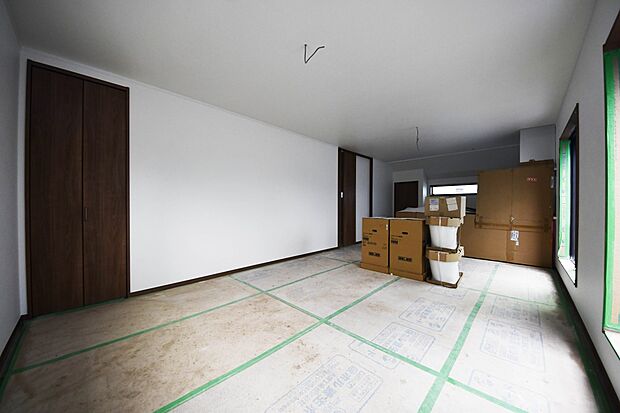 【リビング】オープンでのびやかな空間を生み出す、こだわりの広がりとゆとり。家族と過ごす時間を大切にしたい方にぴったりの明るくゆとりある住空間です。